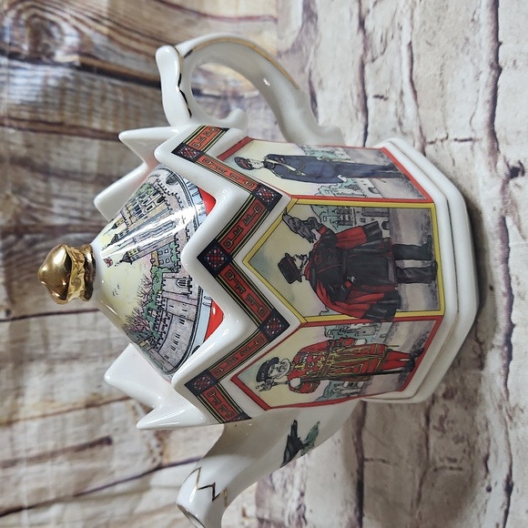 James Sadler England "The‎ Tower of London" Teapot lidded 1980's bone china - Picture 4 of 9